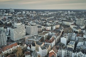 Das Bild zeigt die Stadt Frankfurt am Main mit seiner Skyline