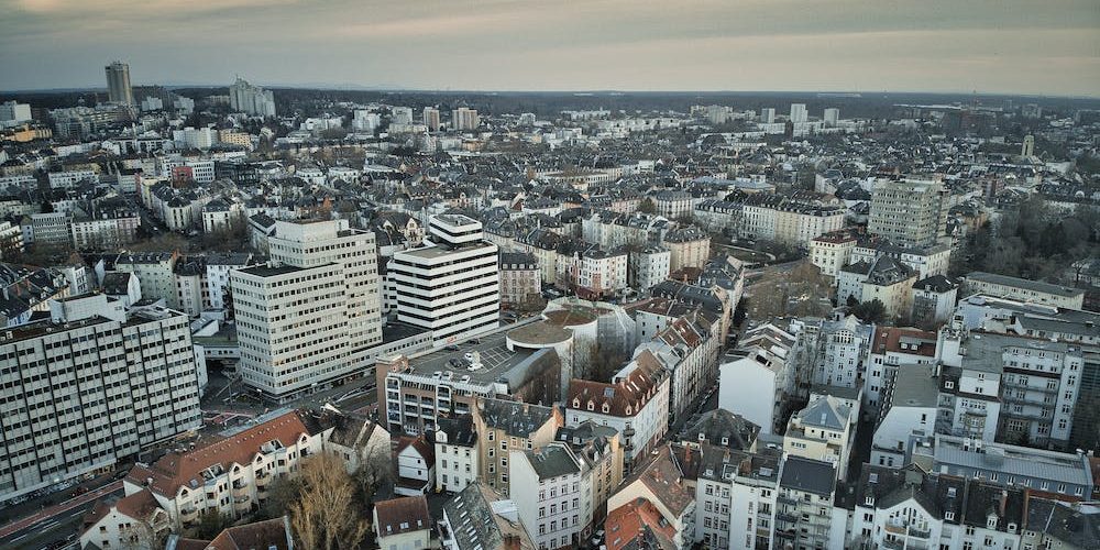 Das Bild zeigt die Stadt Frankfurt am Main mit seiner Skyline