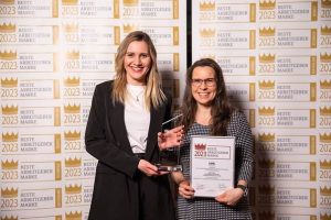 Anna Moormann und Annette Raschke mit der Auszeichnung Employer Branding Award 2023 in den Händen