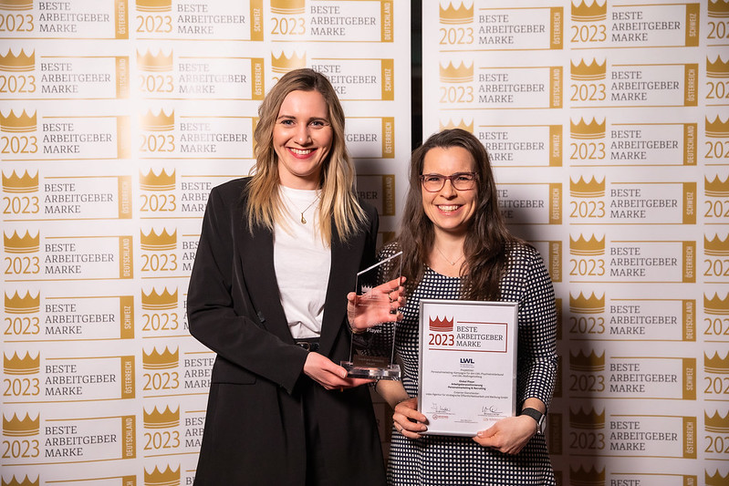 Senior Projektmanagerin Anna Moormann (links) und Agenturleiterin Annette Raschke (rechts) bei der Verleihung des Employer Branding Awards DACH 2023 in Wien.