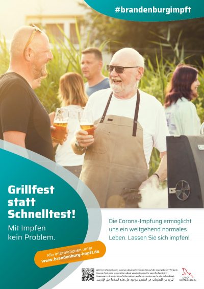 Impfkampagne, zwei Männer im Vordergrund bei einem Grill Fest. 