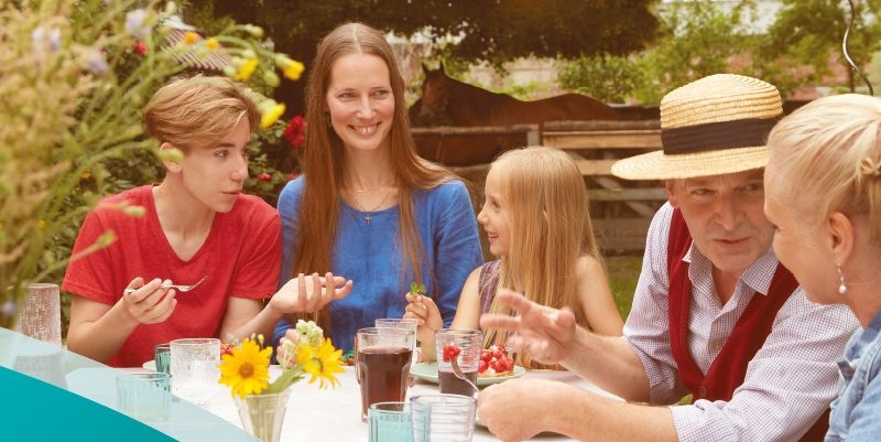 Impfcampaigne: Verwante statt Mutanten, eine Familie sitzt an einem Tisch zusammen