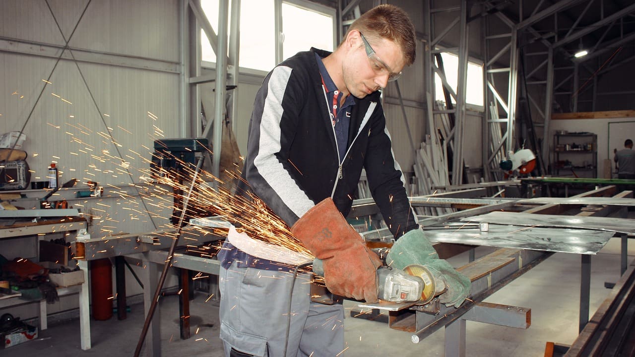 Schweiß bei der Arbeit in einer Werkstatt.