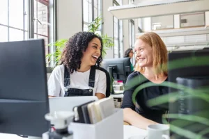 Familiäre Arbeitsatmosphäre in Stellenanzeigen