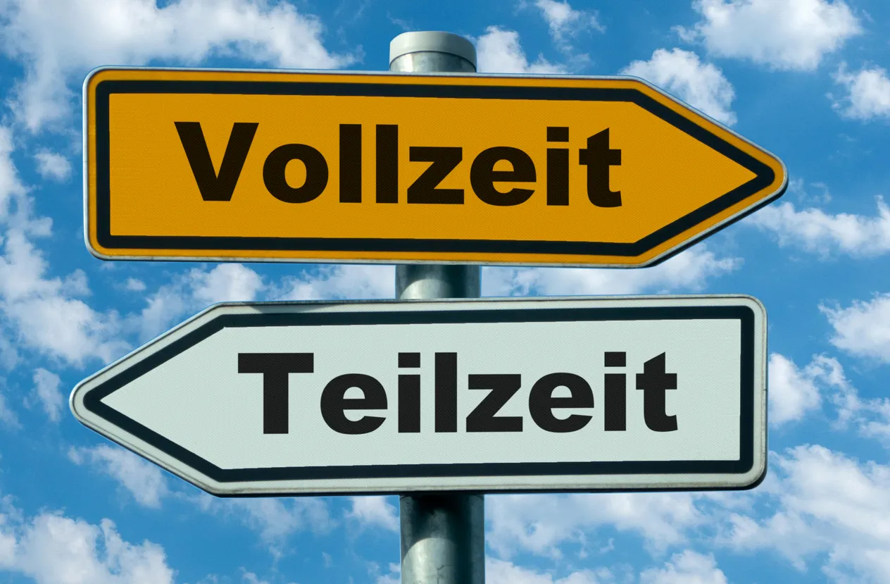 Gelbes Verkehrsschild mit Pfeil nach rechts und der Aufschrift Vollzeit und Verkehrsschild mit dem Pfeil nach links mit der Aufschrift Teilzeit. Im Hintergrund ist ein hellblauer Himmel mit weißen Wolken zu sehen.